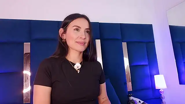 velvetlunaa  online show from June 6, 2026, 2:11 pm