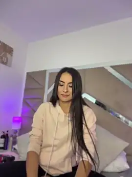 velvetlunaa  online show from June 10, 2026, 1:32 pm