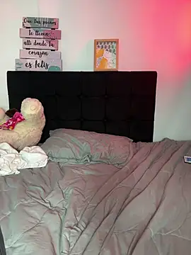 Miia coollins online show from April 15, 2026, 7:58 pm