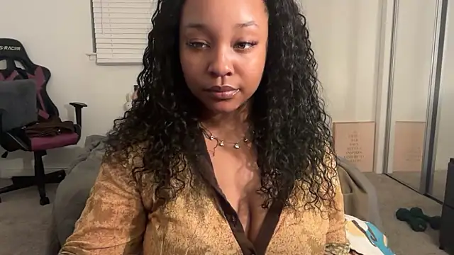 Yourmommysilk online show from April 7, 2026, 6:47 am