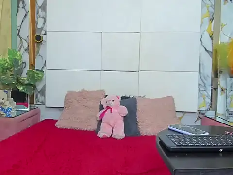 kloeMadels online show from May 11, 2026, 6:27 pm
