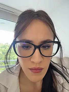 Snapshot of SerenaFox_ chatting on April 4, 2026, 7:33 pm SerenaFox online show from April 4, 2026, 7:33 pm