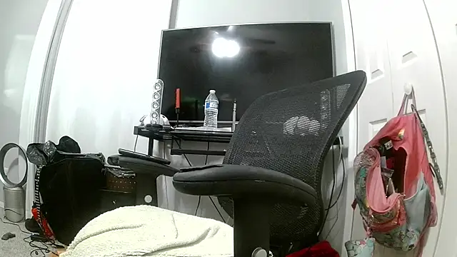 VonMeow777 online show from April 5, 2026, 2:09 am