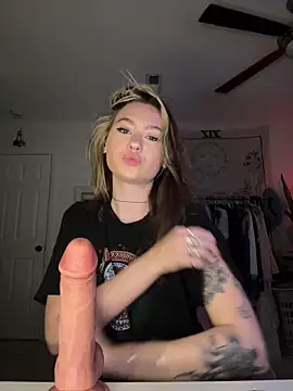 peachesncreamyy online show from May 5, 2026, 3:25 am