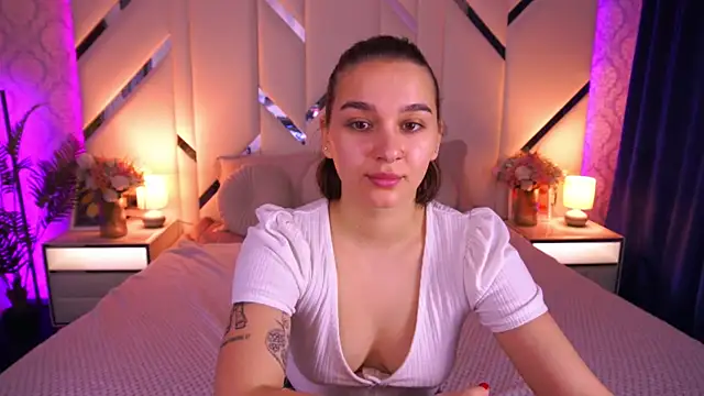 FlirtyMusa online show from April 12, 2026, 12:43 pm