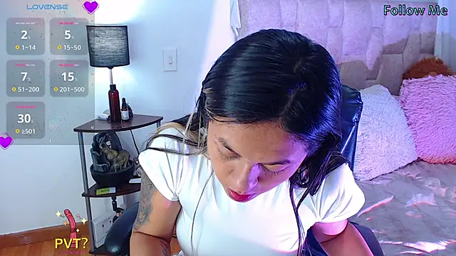 CharlottLee online show from April 15, 2026, 12:39 am