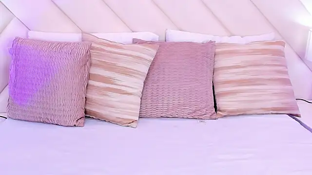 MoollyLove online show from March 28, 2026, 2:05 pm