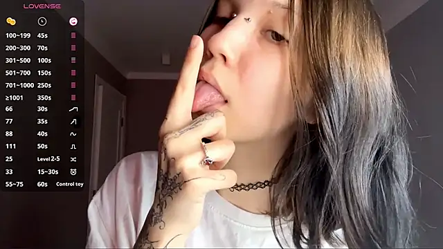 AmeliaMiotii online show from April 20, 2026, 11:13 am