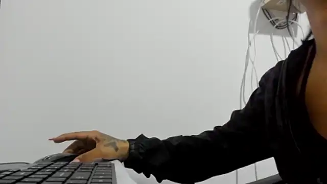 ElectraCurly online show from April 8, 2026, 2:33 am