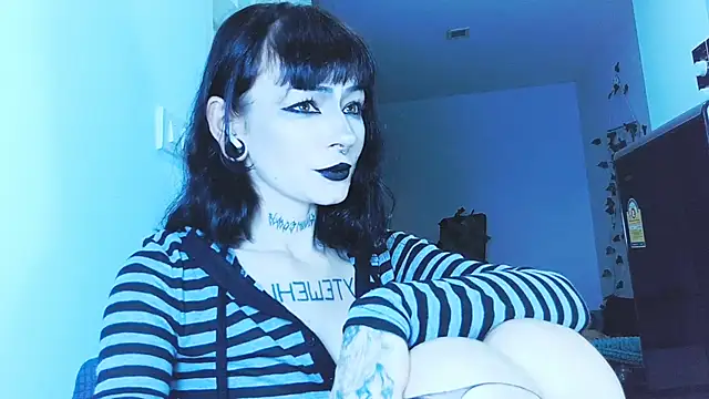 Snapshot of H3xD0ll chatting on April 4, 2026, 11:24 pm H3xD0ll online show from April 4, 2026, 11:24 pm