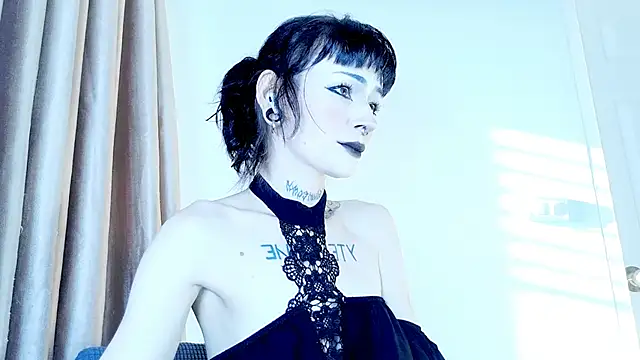 Snapshot of H3xD0ll chatting on April 11, 2026, 12:04 am H3xD0ll online show from April 11, 2026, 12:04 am