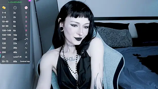 Snapshot of H3xD0ll chatting on June 1, 2026, 11:23 am H3xD0ll online show from June 1, 2026, 11:23 am
