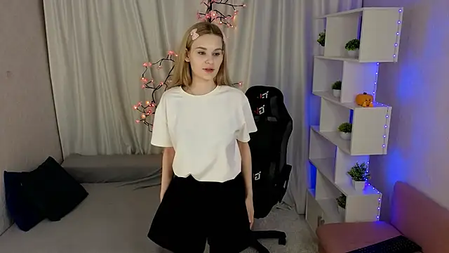 SugarNyaa online show from April 28, 2026, 2:44 pm
