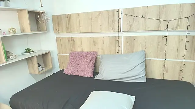 Selene  Luna online show from April 7, 2026, 12:22 am