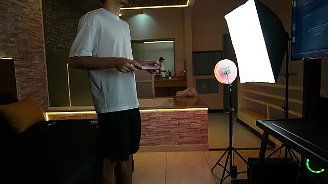 Snapshot of Enzo_Crown chatting on April 13, 2026, 8:25 pm Enzo Crown online show from April 13, 2026, 8:25 pm