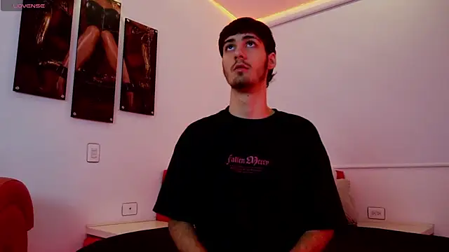 Snapshot of Enzo_Crown chatting on April 14, 2026, 7:53 pm Enzo Crown online show from April 14, 2026, 7:53 pm