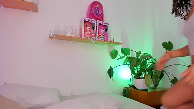 Snapshot of RoxanneMorguet_ chatting on April 11, 2026, 11:58 am RoxanneMorguet online show from April 11, 2026, 11:58 am