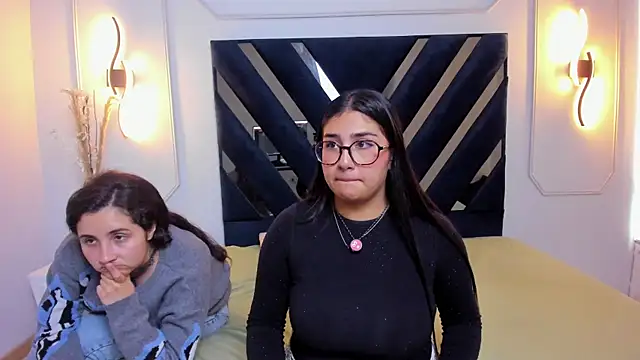 Snapshot of Elisa_n_Emma chatting on April 8, 2026, 7:36 pm Elisa n Emma online show from April 8, 2026, 7:36 pm