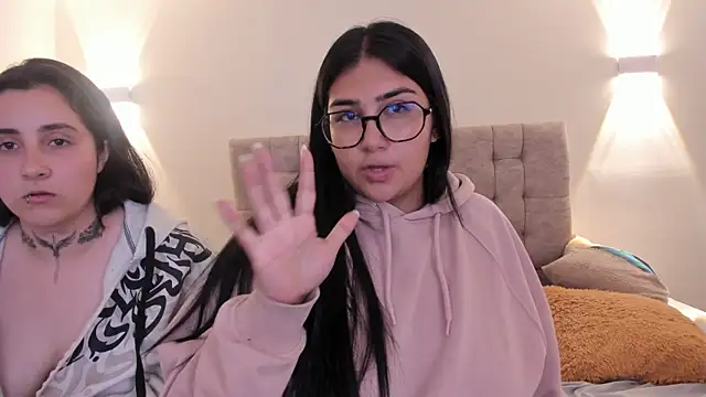 Snapshot of Elisa_n_Emma chatting on April 30, 2026, 9:08 pm Elisa n Emma online show from April 30, 2026, 9:08 pm