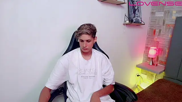 flaquito    online show from April 4, 2026, 9:12 pm