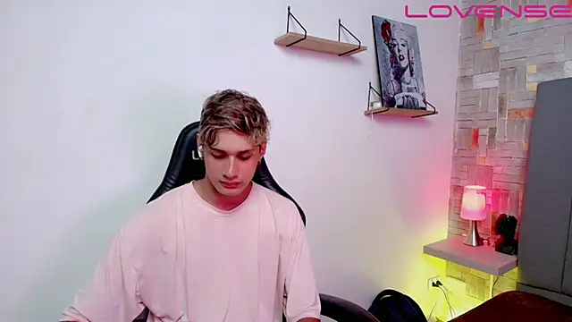 flaquito    online show from April 6, 2026, 8:32 pm