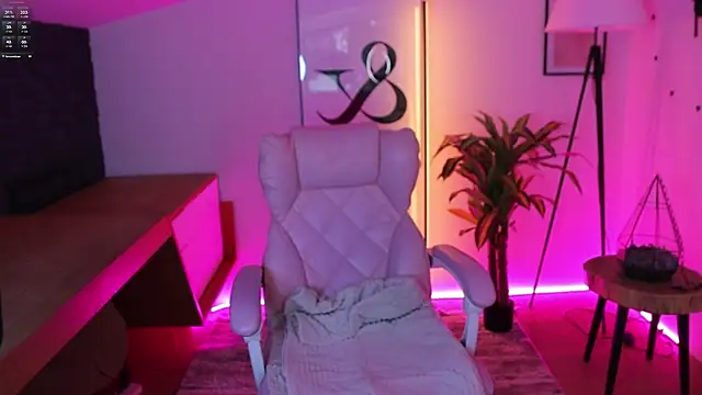 Liil Peach online show from May 18, 2026, 8:14 pm