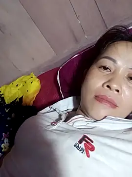 Snapshot of -Luni- chatting on June 16, 2026, 11:29 pm -Luni- online show from June 16, 2026, 11:29 pm