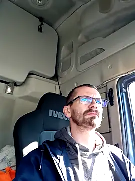 jozsi1995 online show from April 9, 2026, 7:58 am