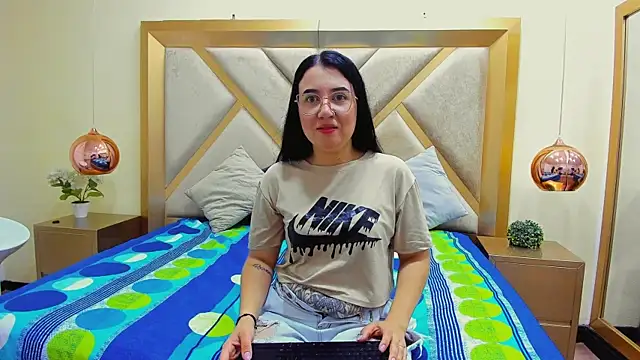 ChloeAshdord online show from April 13, 2026, 1:05 pm