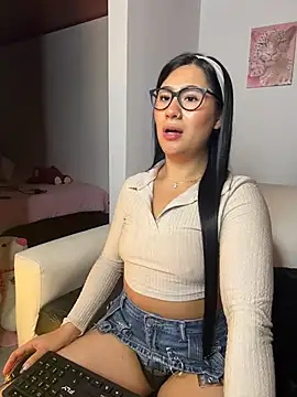 Snapshot of EvelynLeen_ chatting on April 7, 2026, 11:43 am EvelynLeen online show from April 7, 2026, 11:43 am