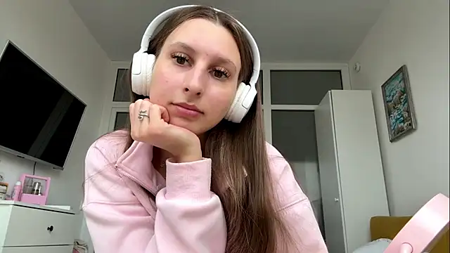 Snapshot of LynetteMerino chatting on April 8, 2026, 11:32 am LynetteMerino online show from April 8, 2026, 11:32 am