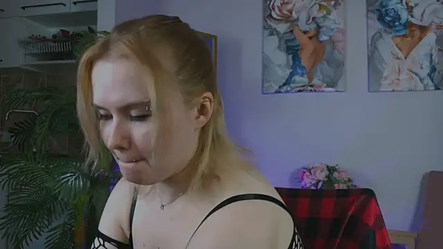 Snapshot of FionaxRider_ chatting on April 6, 2026, 10:33 pm FionaxRider online show from April 6, 2026, 10:33 pm