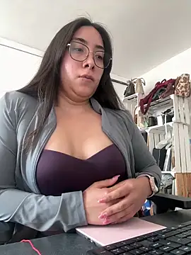Snapshot of vampiralatina chatting on April 28, 2026, 4:23 pm vampiralatina online show from April 28, 2026, 4:23 pm