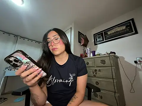Snapshot of vampiralatina chatting on May 10, 2026, 5:12 am vampiralatina online show from May 10, 2026, 5:12 am