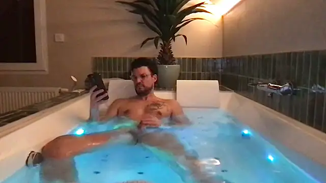 YoloNude online show from April 19, 2026, 9:06 pm