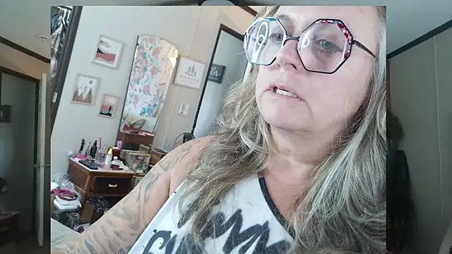 Blondejenn online show from April 23, 2026, 5:26 pm