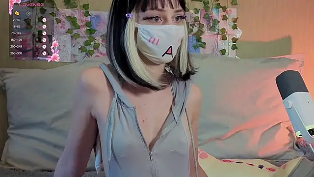 LunaNyanmi online show from May 31, 2026, 1:18 pm
