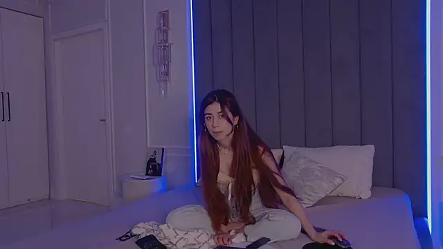 CarolineCox online show from April 8, 2026, 3:01 pm