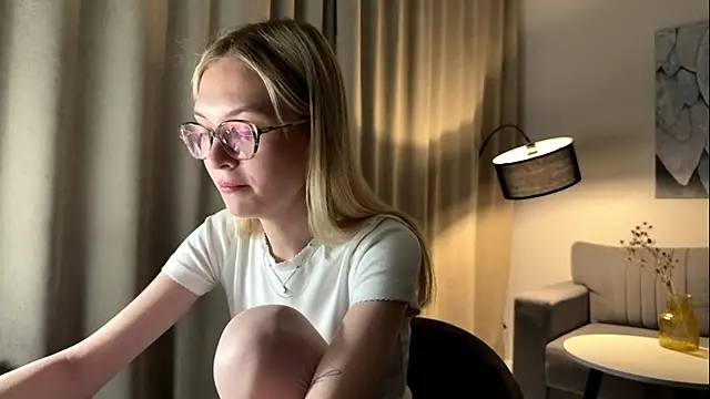 Snapshot of EvelineMolima chatting on April 8, 2026, 7:03 pm EvelineMolima online show from April 8, 2026, 7:03 pm