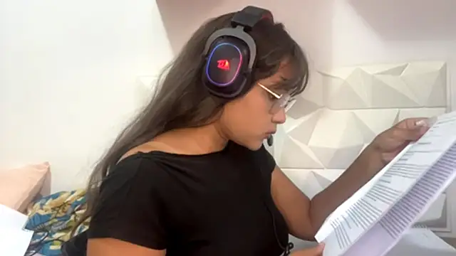 Snapshot of IsisValentine chatting on April 14, 2026, 6:14 pm IsisValentine online show from April 14, 2026, 6:14 pm