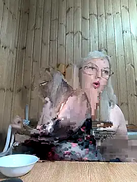 White-Chocolatte online show from April 29, 2026, 3:38 pm