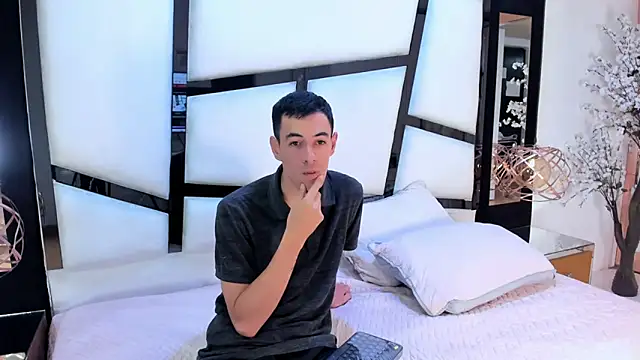 Snapshot of Lucie_Mark chatting on April 10, 2026, 12:54 pm Lucie Mark online show from April 10, 2026, 12:54 pm