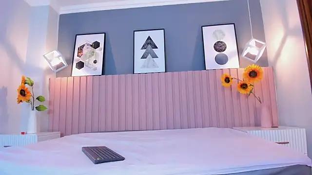 mia fox 1 online show from April 13, 2026, 12:21 pm