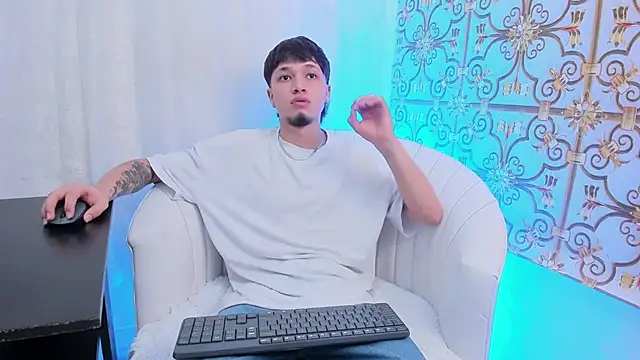 Snapshot of NewDannii chatting on April 8, 2026, 12:38 pm NewDannii online show from April 8, 2026, 12:38 pm