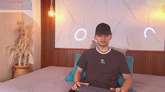 Eroticxcouple online show from June 5, 2026, 5:51 pm