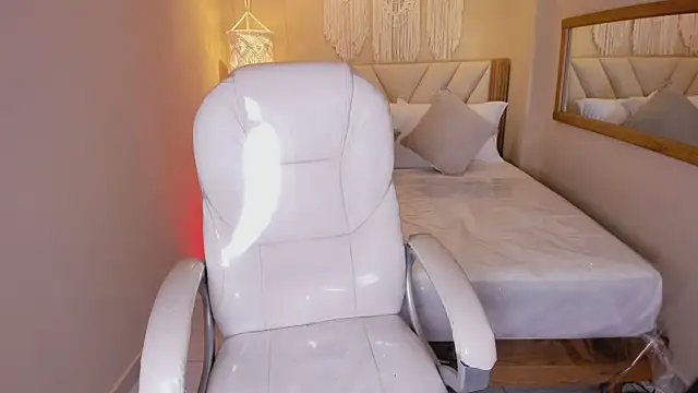 DulceAnngel online show from April 9, 2026, 4:56 am