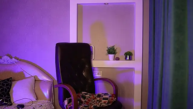 LilElfies online show from April 18, 2026, 7:40 pm