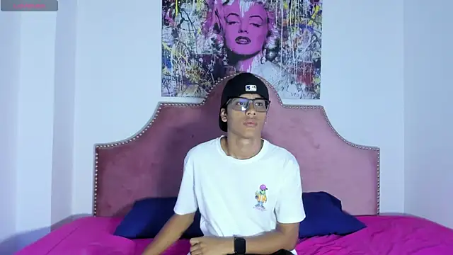 Snapshot of LiamKron chatting on April 10, 2026, 11:37 am LiamKron online show from April 10, 2026, 11:37 am