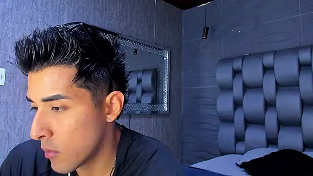 alangreek1 online show from April 14, 2026, 11:44 pm