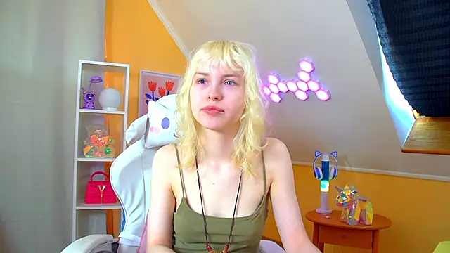 HannahHollis online show from April 24, 2026, 6:16 am